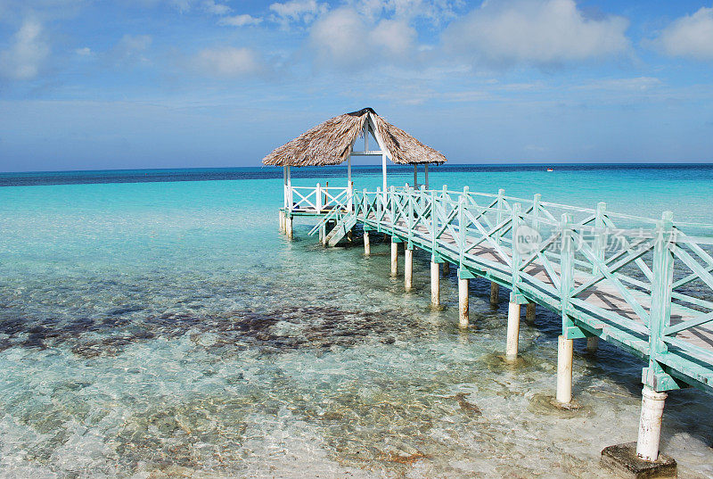 海滩，凉亭和木板路在Cayo Coco，古巴